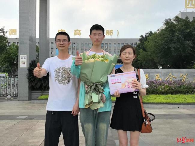 身高1米96大男孩喜提清华录取通知书 学霸的幸运时刻