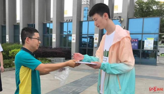 身高1米96大男孩喜提清华录取通知书