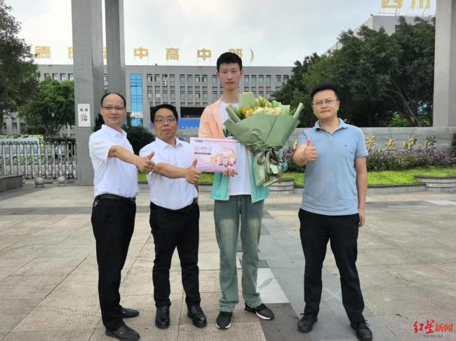 身高1米96大男孩喜提清华录取通知书 学霸的幸运时刻